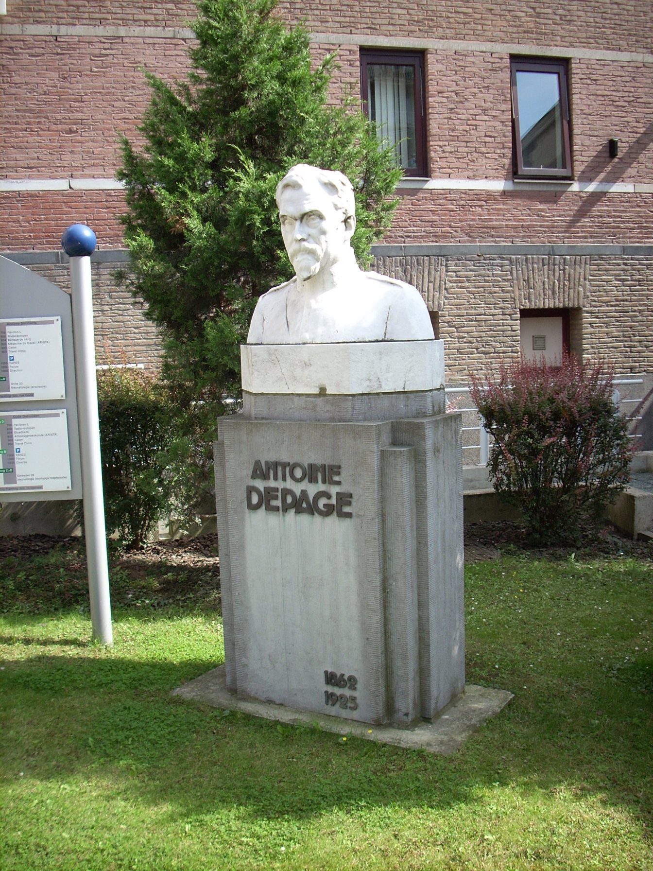 Antoine Depage's monument, Saint-Pierre Hospital, Brussels.JPG